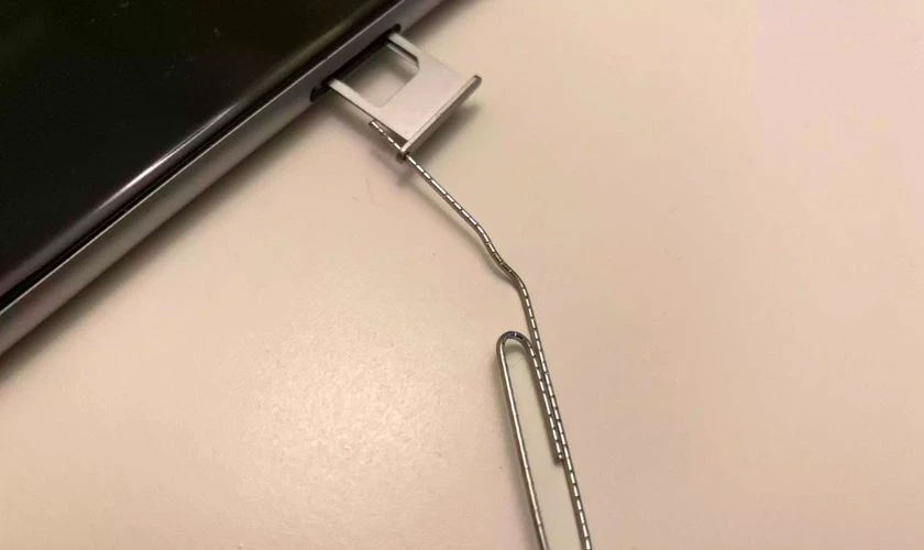 Cách lấy SIM OPPO không cần que bằng kẹp giấy