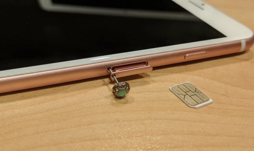 Lấy SIM bằng bông tai