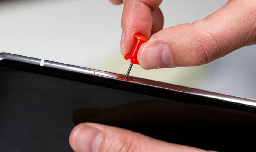 Cách lấy SIM OPPO không cần que bằng đính ghim