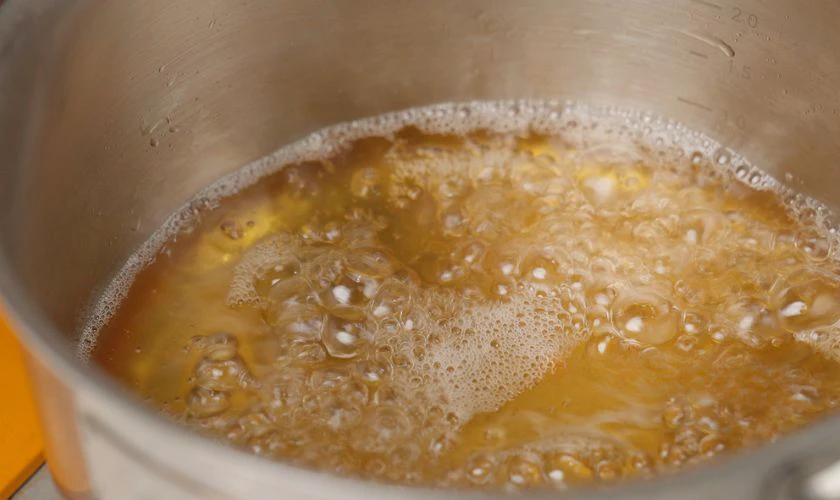 Nấu nước muối chua ngọt để muối hành