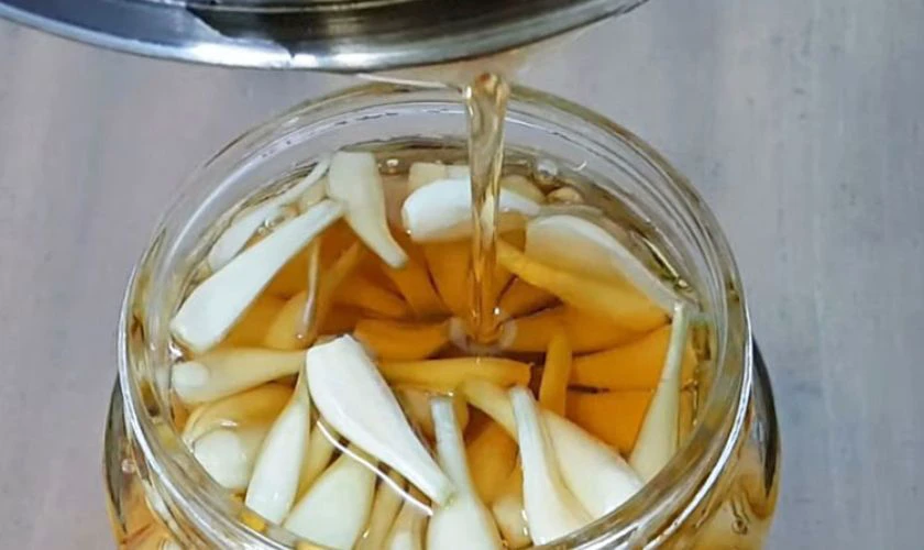 Cách muối dưa hành ngày Tết 2026: Muối hành chua ngọt