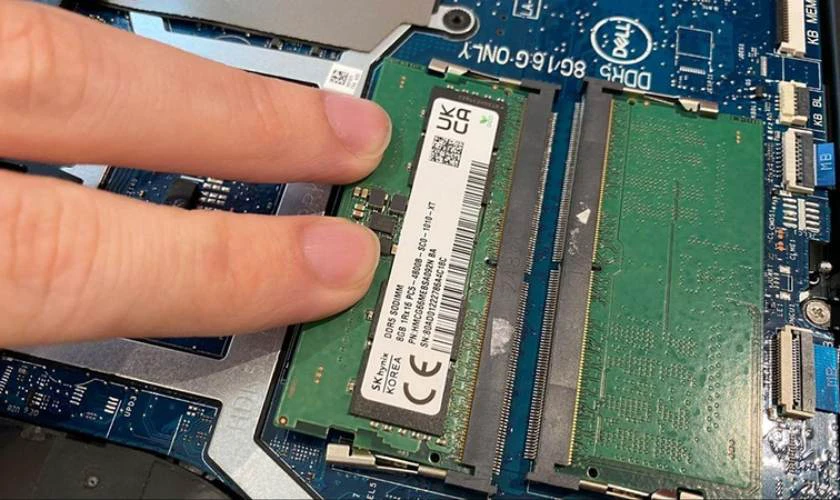 Lắp thanh RAM mới vào khe cắm theo đúng chiều