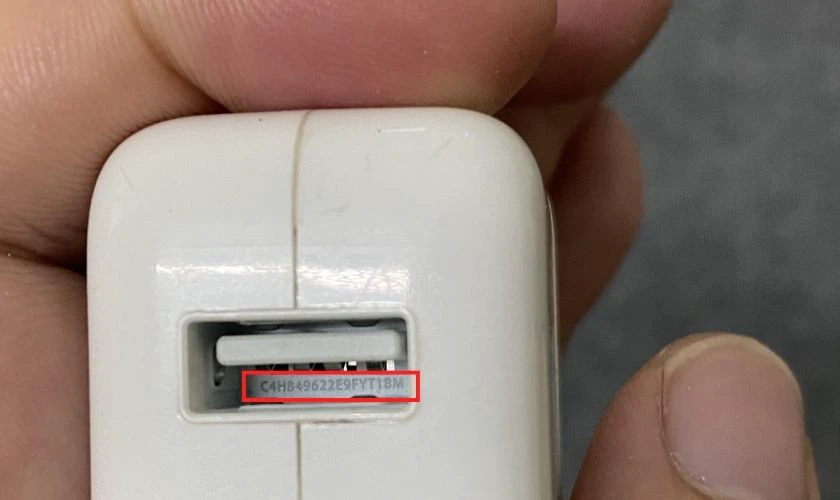 Xem số series để phân biệt sạc iPad thật, giả