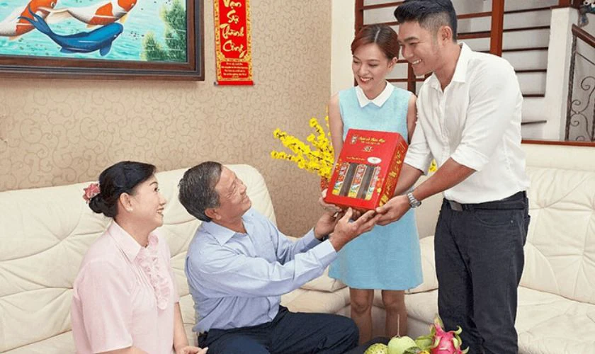 Cách nói khi biếu quà Tết bố mẹ vợ 2025 tinh tế