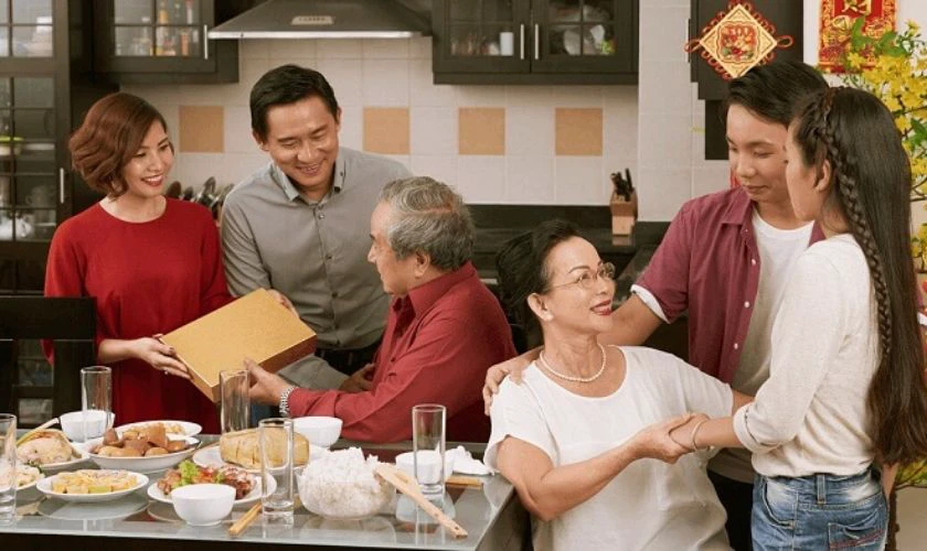 Cách nói khi biếu quà Tết bố mẹ vợ hài hước
