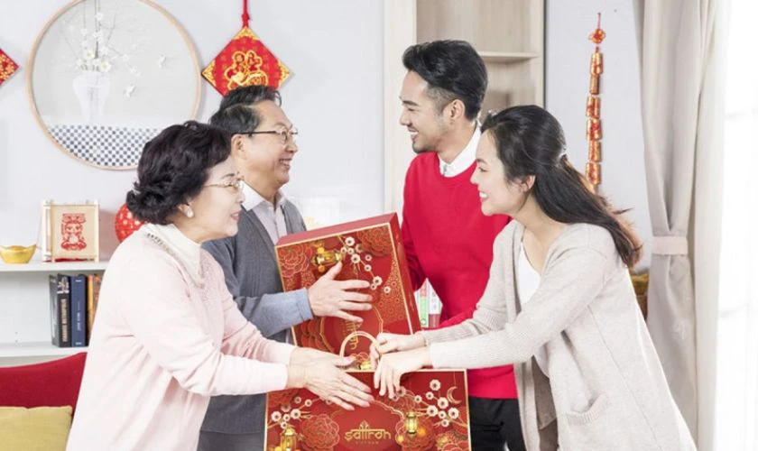 Cách nói khi biếu quà Tết bố mẹ vợ hay cần đáp ứng tiêu chí gì