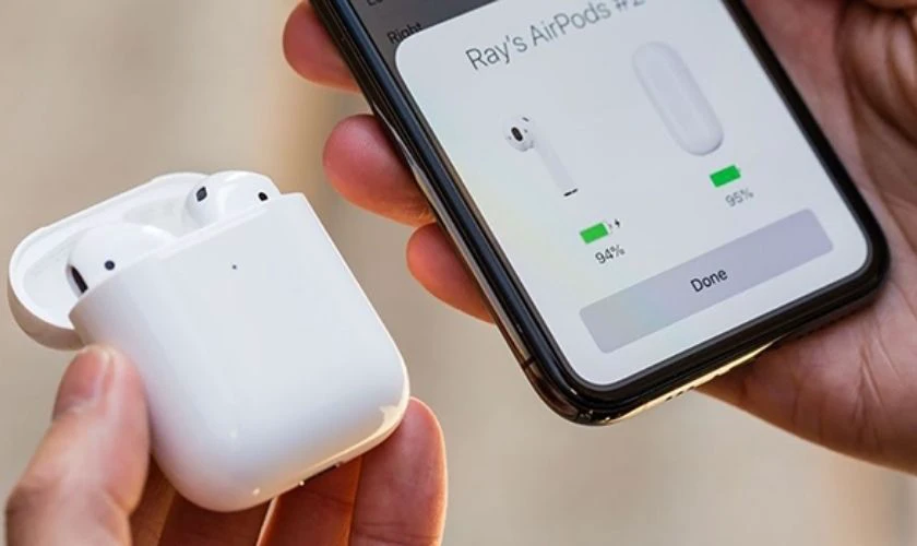 Mở nắp hộp AirPod và đặt gần thiết bị di động