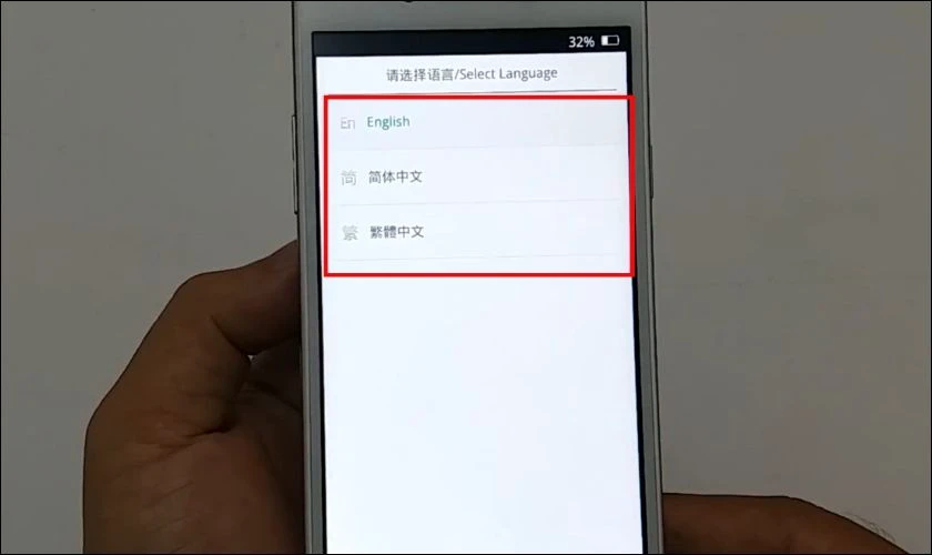 Thả nút nguồn nhưng vẫn giữ nút Giảm âm lượng