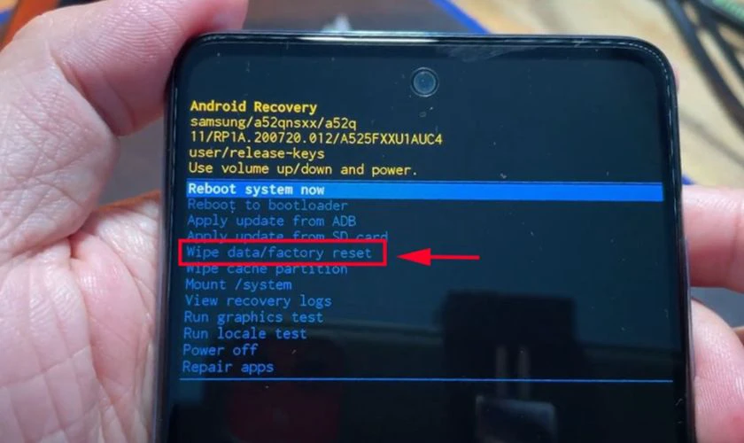 Chọn Wipe data/factory reset