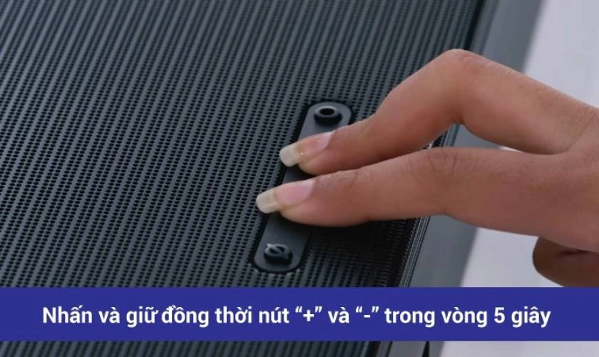 Nhấn và giữ đồng thời hai phím tăng và giảm âm lượng
