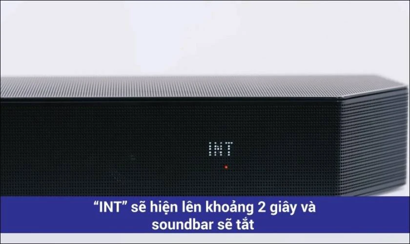 Sau khoảng 5 giây giữ nút, màn hình của loa sẽ hiển thị thông báo INT