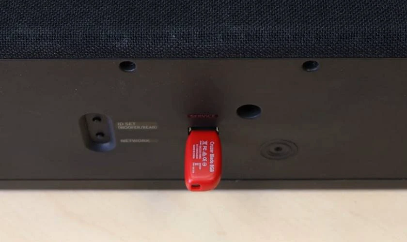 Tiếp theo, bạn hãy tắt loa soundbar, sau đó cắm USB vào cổng USB chuyên dụng