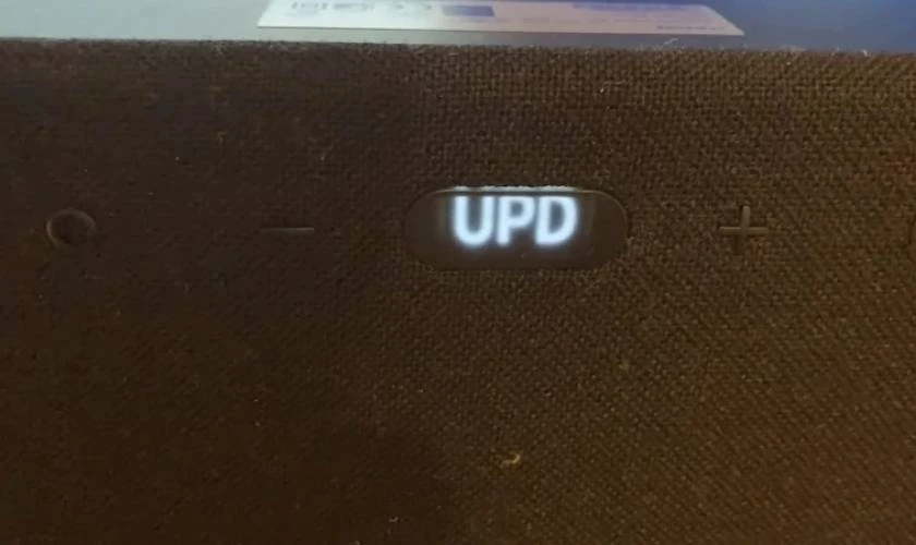 Tiếp đến, bạn hãy bật loa và chọn nguồn vào là USB