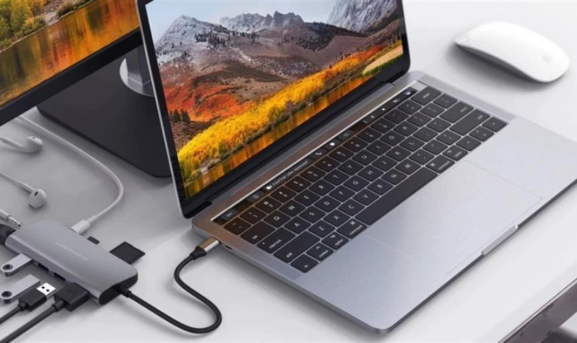 Dùng Adapter đa năng là cách sạc laptop khi không có sạc đơn giản 