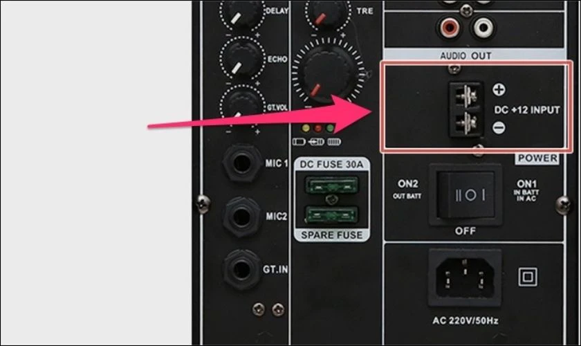 Cách sạc loa kéo: Xác định cổng DC 12V trên loa