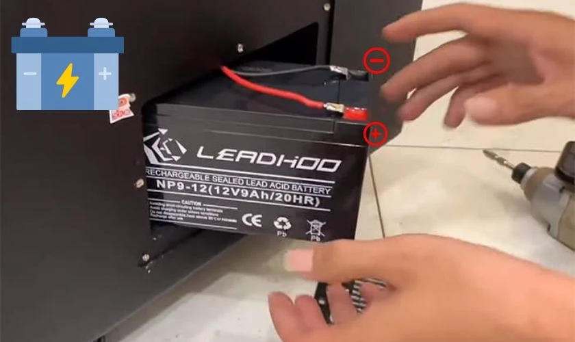 Gắn dây điện vào đầu kẹp tương ứng trên bình ắc quy