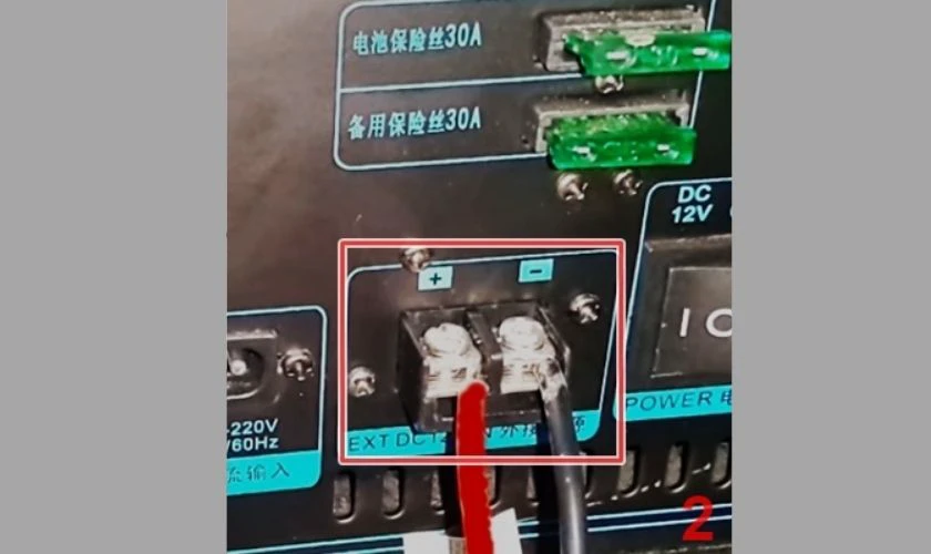 Kết nối đầu dây còn lại vào cổng DC12V trên loa kéo