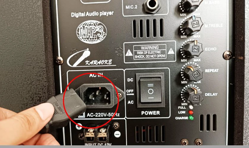 Kết nối sạc để bắt đầu sạc pin