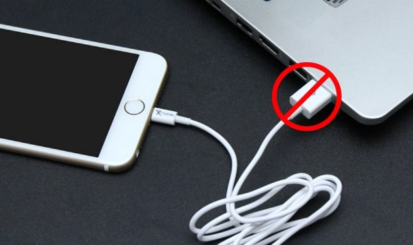 Không sạc pin iPhone qua cổng USB là cách sạc pin iPhone đúng cách khi mới mua