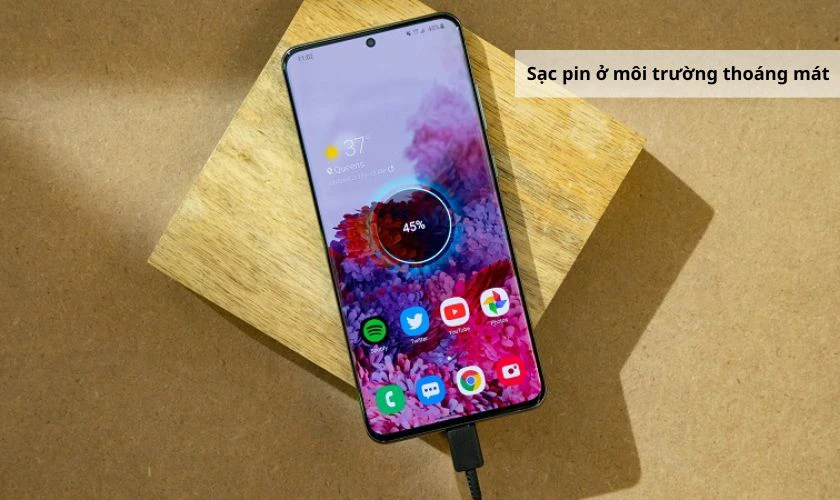 Sử dụng bộ sạc nhanh là cách sạc pin nhanh trên điện thoại Samsung an toàn nhất