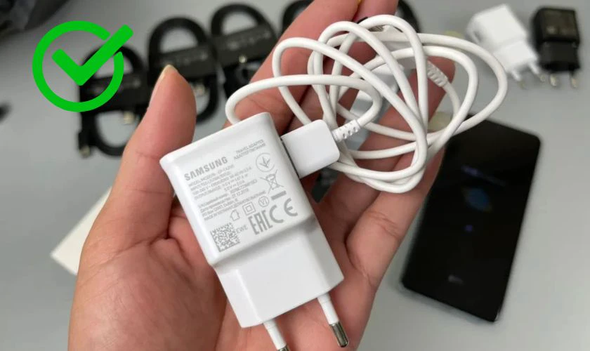 Cách sạc pin nhanh trên điện thoại Samsung an toàn - Sử dụng bộ sạc nhanh chính hãng