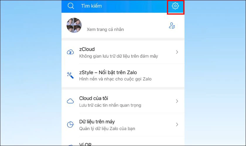 Nhấn vào biểu tượng Cài đặt (hình bánh răng) ở góc trên bên phải