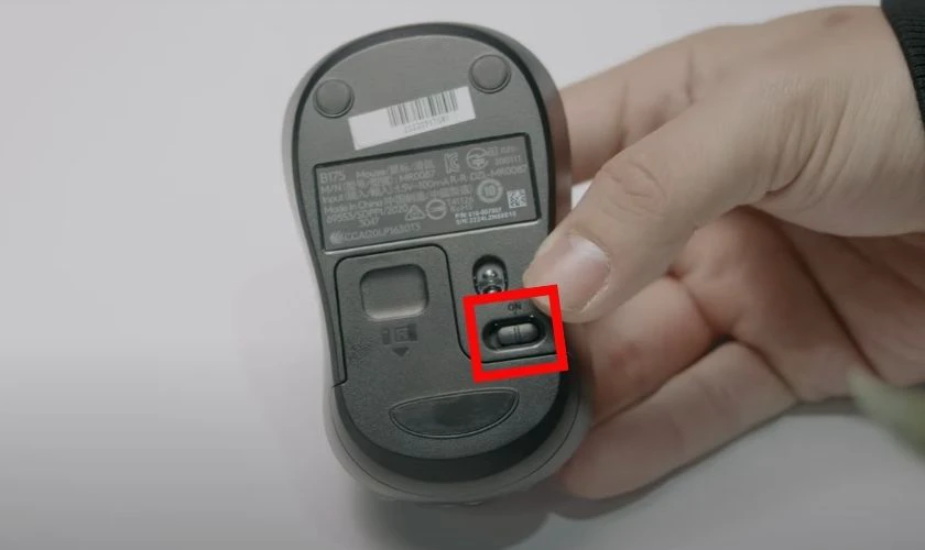 Cách bật nguồn chuột và kiểm tra kết nối thành công