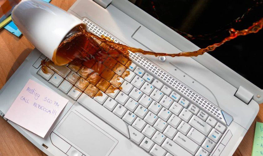 Giữ laptop HP cách xa thức ăn và đồ uống