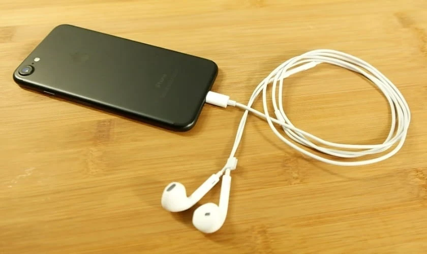 Cách kết nối tai nghe Apple EarPods Lightning MMTN2