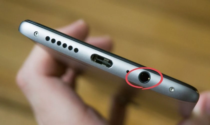 Cách kết nối tai nghe Audio-Technica ATH-S100iS - Tìm cổng kết nối