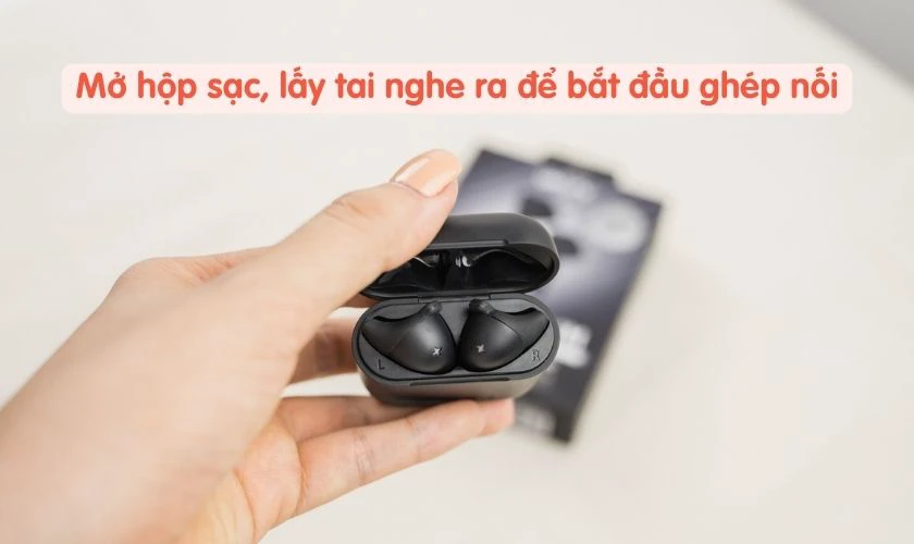 Cách kết nối tai nghe Defunc True Go - Mở hộp sạc