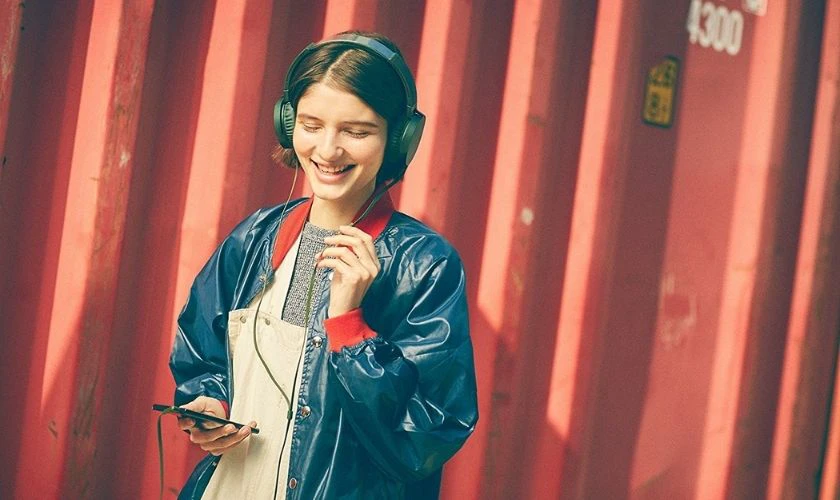 Đeo tai nghe và bắt đầu trải nghiệm