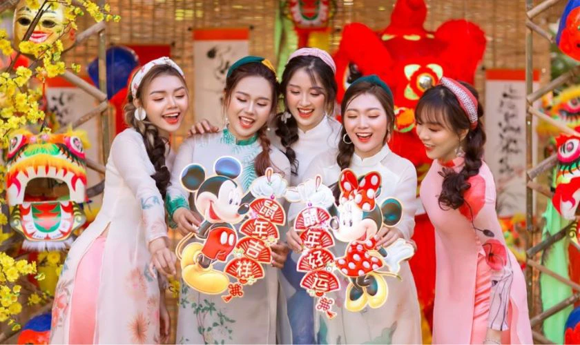 Mẫu Ảnh Tạo Dáng Chụp Ảnh Áo Dài Tết Bính Ngọ