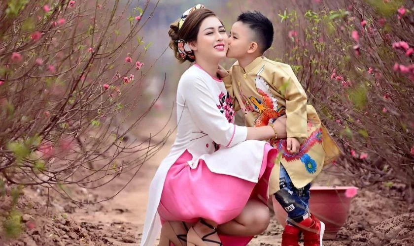 Tạo Dáng Chụp Ảnh Áo Dài Tết Cho Mẹ Và Bé