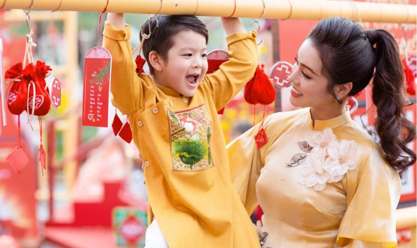 Cách Tạo Dáng Chụp Ảnh Áo Dài Tết Cho Mẹ Và Bé