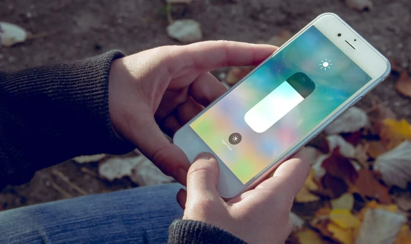 Tại sao phải biết cách tắt tự điều chỉnh độ sáng trên iOS 26