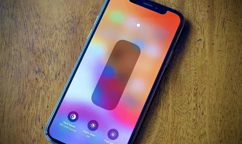 Có nên tắt tự điều chỉnh độ sáng trên iOS 26