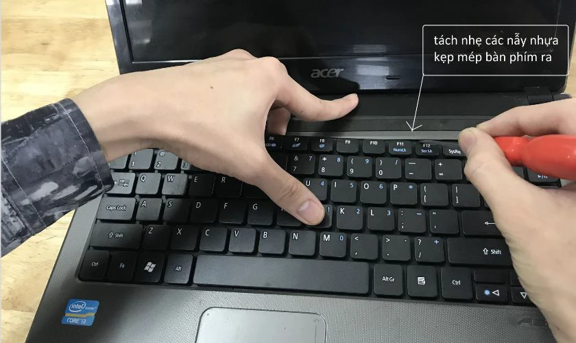 Dùng dụng cụ tách nhẹ phần viền bàn phím ra khỏi thân máy