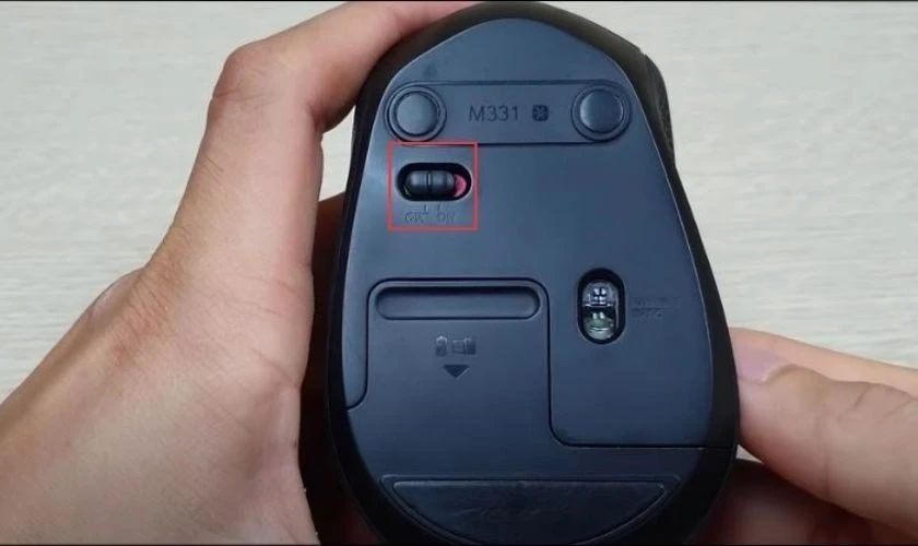 Cách tháo chuột quang không có ốc vít đơn giản