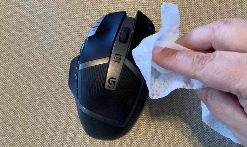 Vệ sinh, lắp lại nắp chuột và hoàn tất