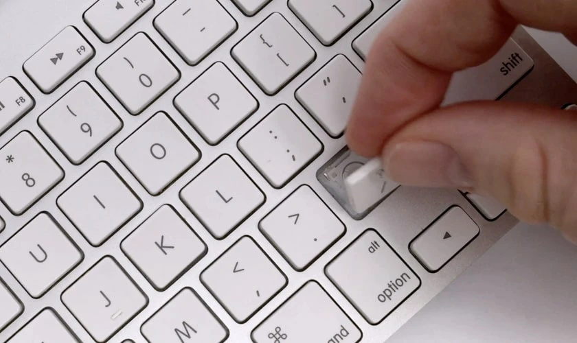 Cách tháo nút bàn phím laptop Asus đúng cách
