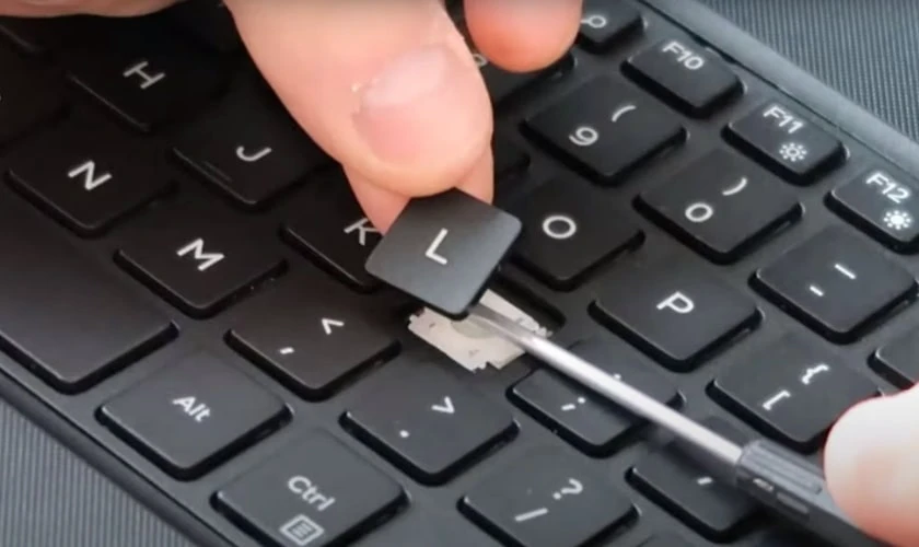 Có nên tự tháo nút bàn phím laptop Asus tại nhà
