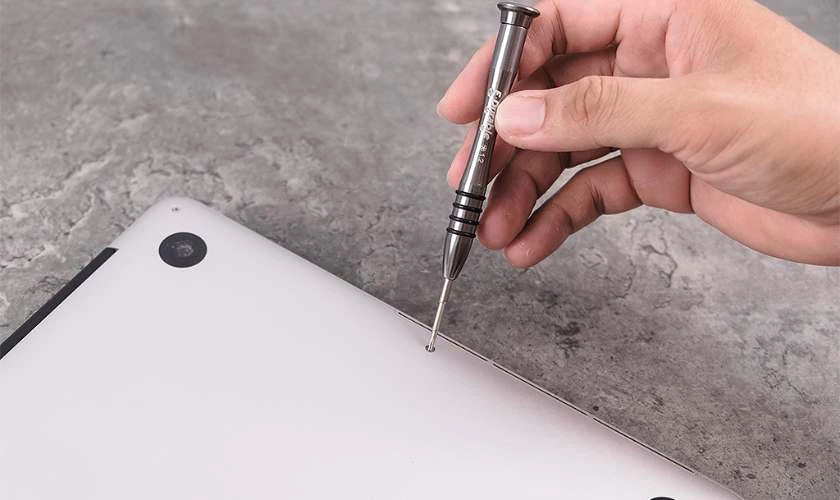 Dùng tuốc nơ vít chuyên dụng để tháo các ốc vít ở mặt đáy