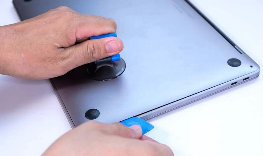 Nhẹ nhàng nhấc nắp lưng ra