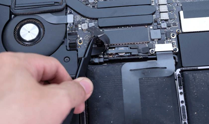 Nắm phần nhựa kéo nó về phía đầu máy để ngắt kết nối