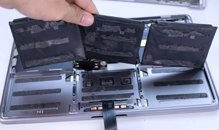 Tháo pin MacBook nhẹ nhàng, cẩn thận