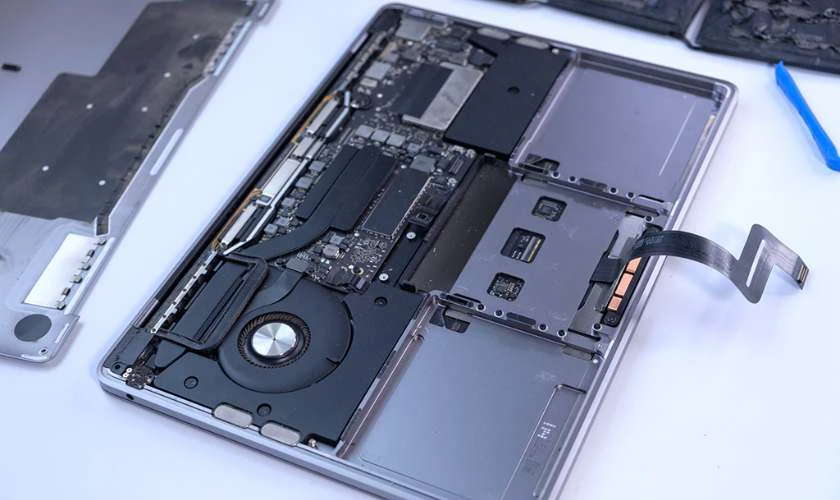 Có nên tự tháo pin MacBook tại nhà?