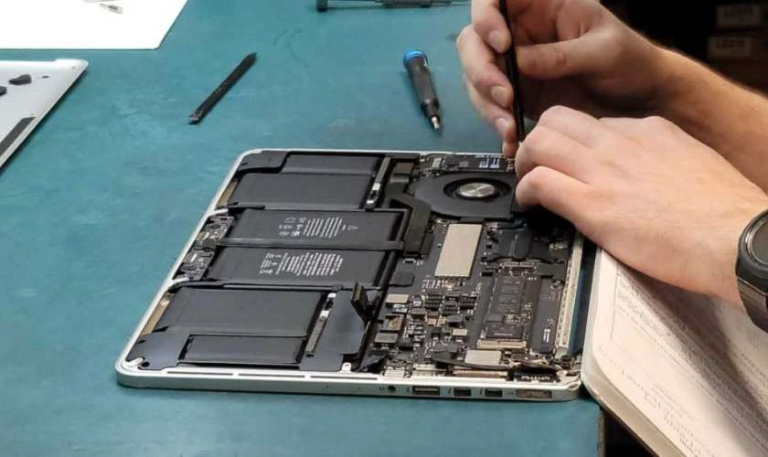 Rủi ro khi tự tháo pin MacBook tại nhà