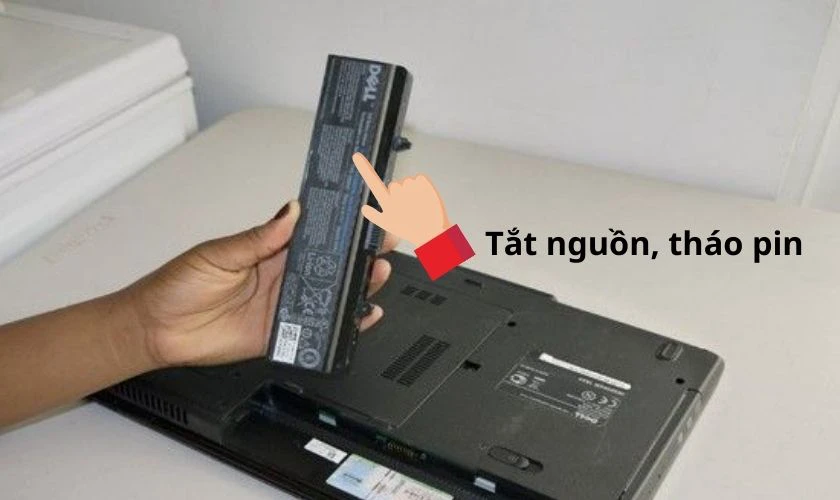 Cách tháo RAM laptop: Tắt nguồn và tháo pin laptop