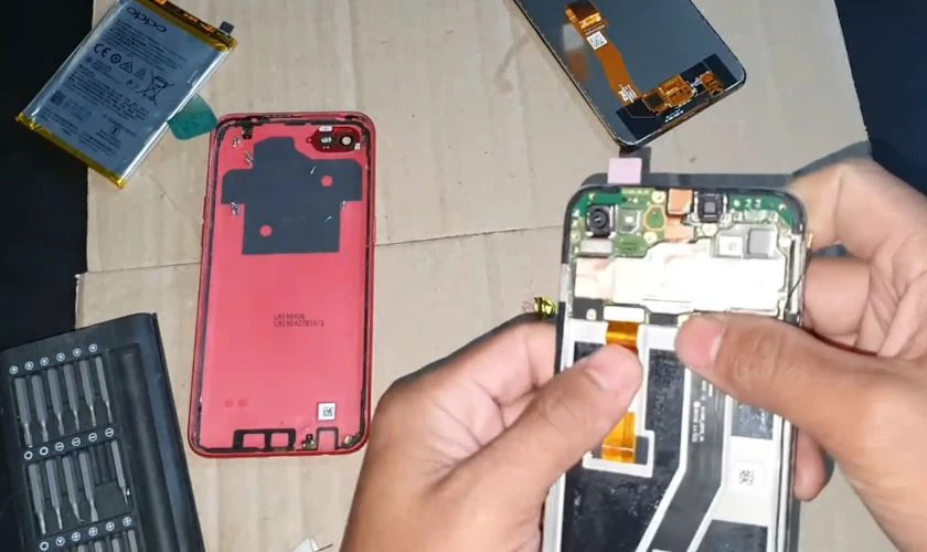 Đảm bảo những sợi cáp bên trong đều được kết nối chính xác